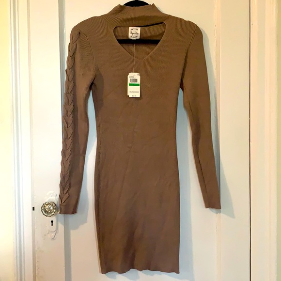Brown form fitting dress with choker - Picture 3 of 7